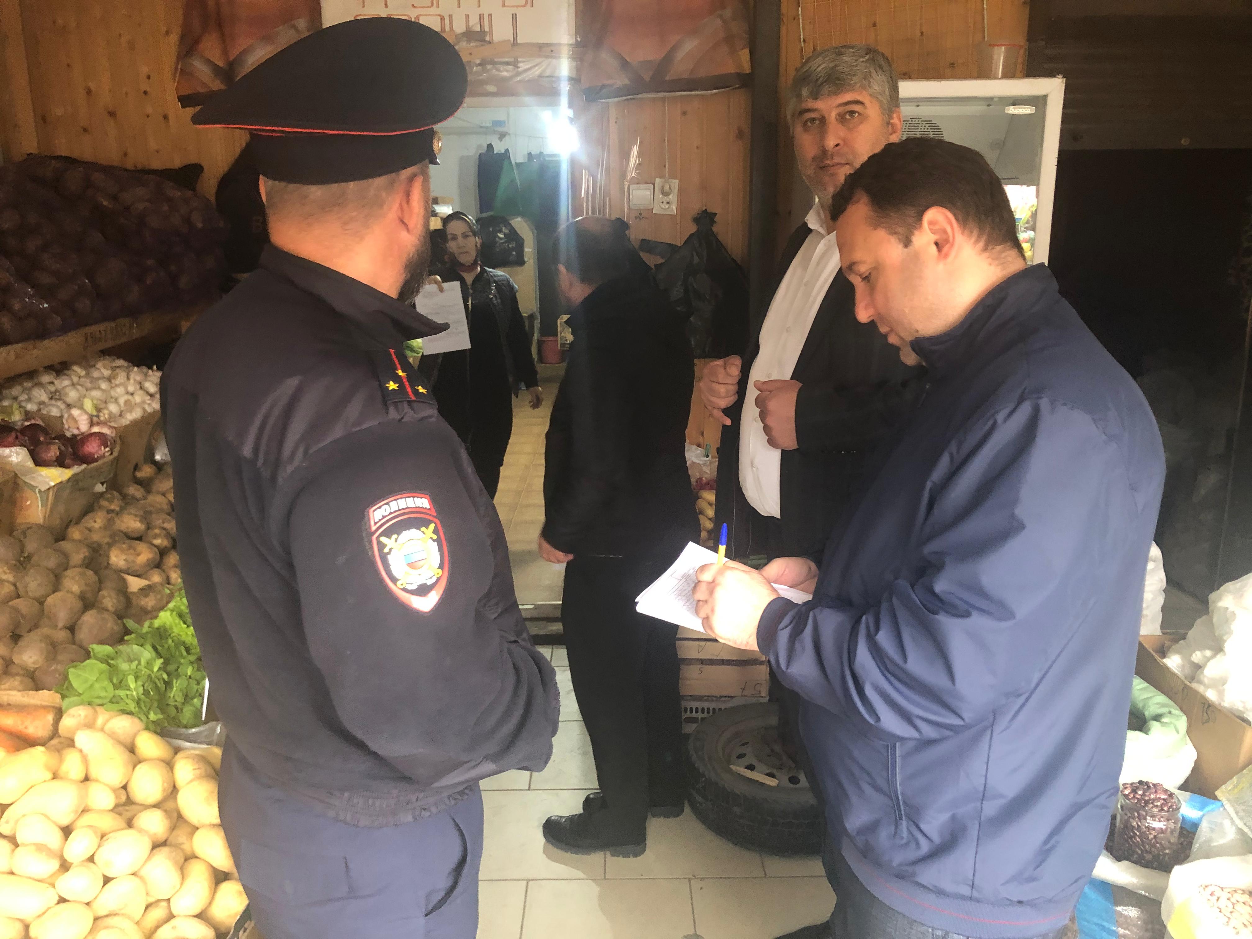 На территории бывшего рынка &quot;Изобилие&quot;, где расположены торговые объекты, состоялся рейд.