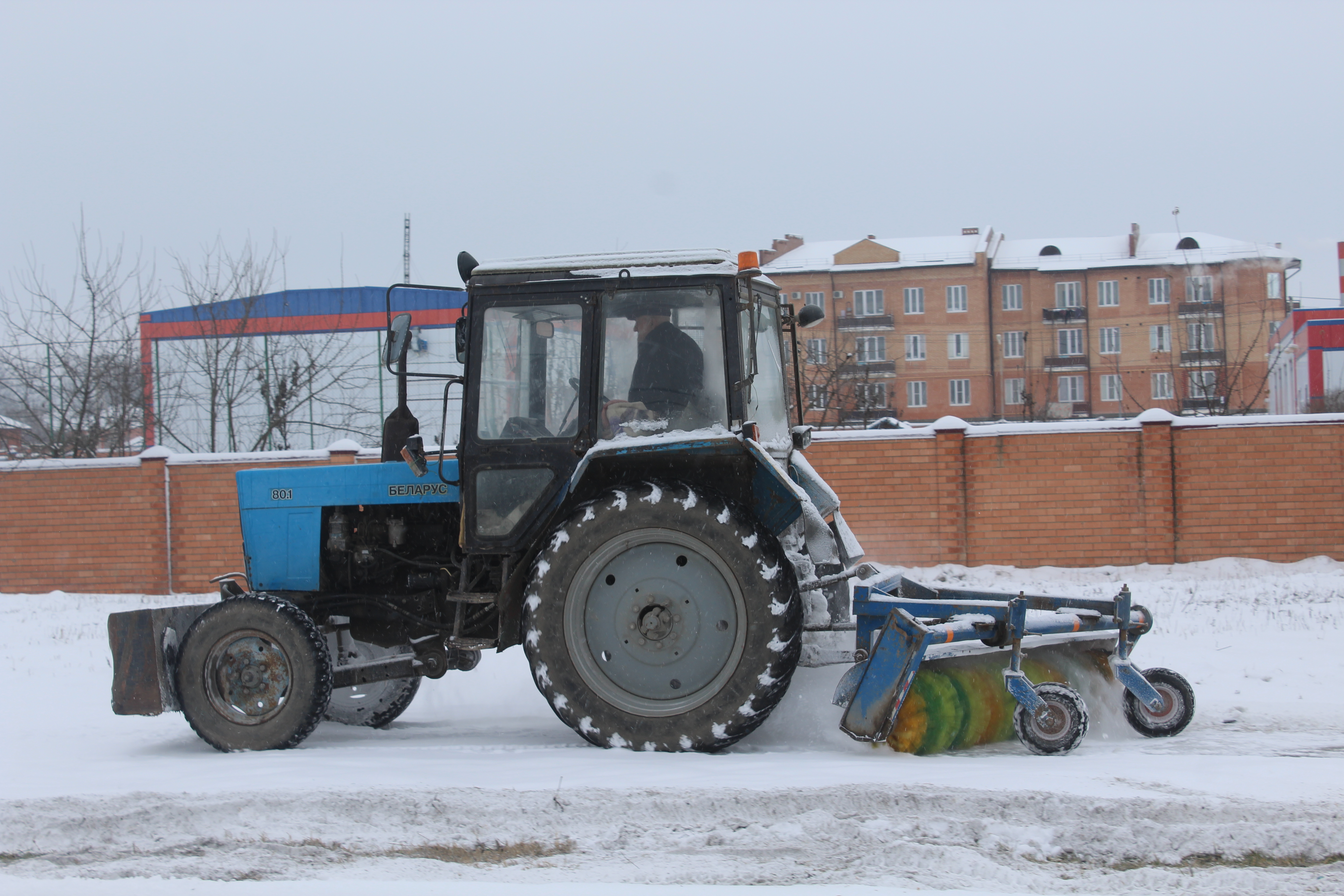 В городе ведется уборка снега.