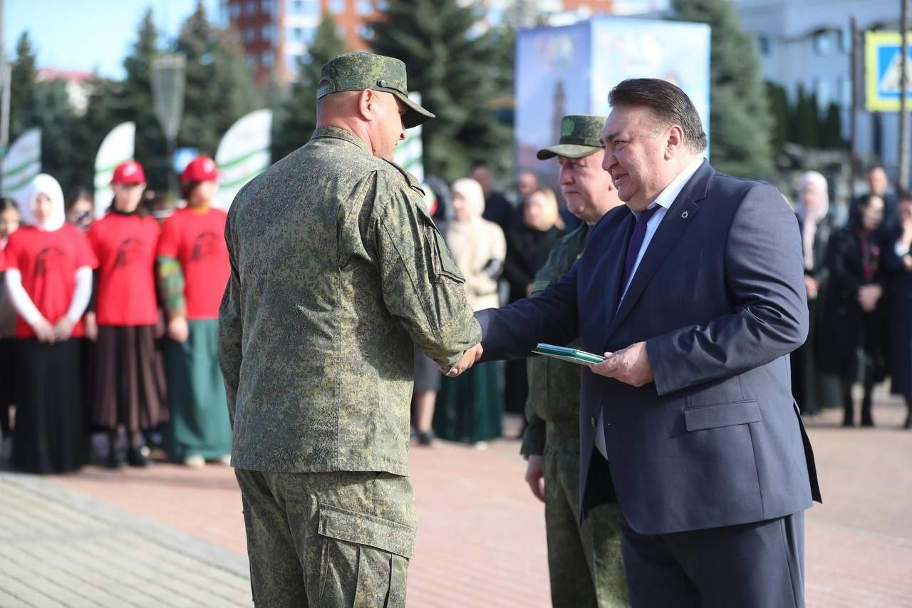 В начале торжественного открытия масштабной выставки трофейной боевой техники и вооружения стран НАТО состоялась церемония награждения военнослужащих.