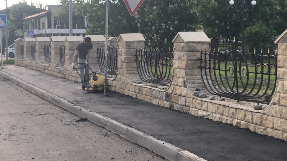 У сквера Памяти и Славы на ул.Гарданова завершилось обновление пешеходного тротуара.