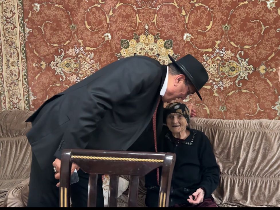 Мэр Малгобека Мусса Галаев навестил 95-летнюю Зайнат Джабраиловну Оздоеву.