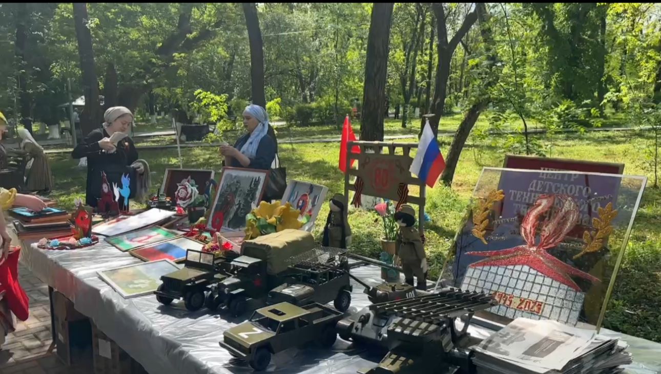 На территории городского парка им.Серго развернулась выставка декоративно- прикладного искусства.