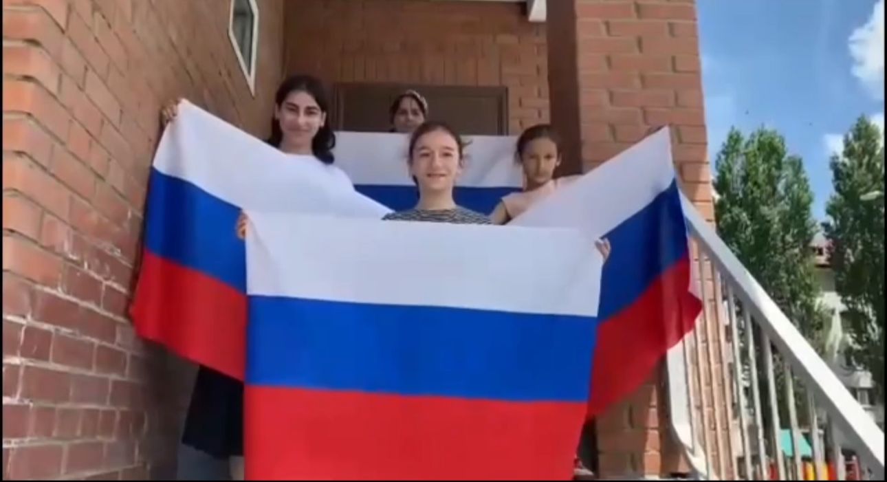 Воспитанники Центра творчества для детей и юношества (ЦТДиЮ) провели патриотичный флешмоб «Окна России».