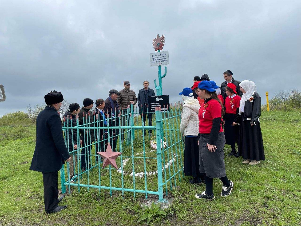 Активисты &quot;Движения Первых&quot; провели субботник на территории памятников, посвященных героям войны.