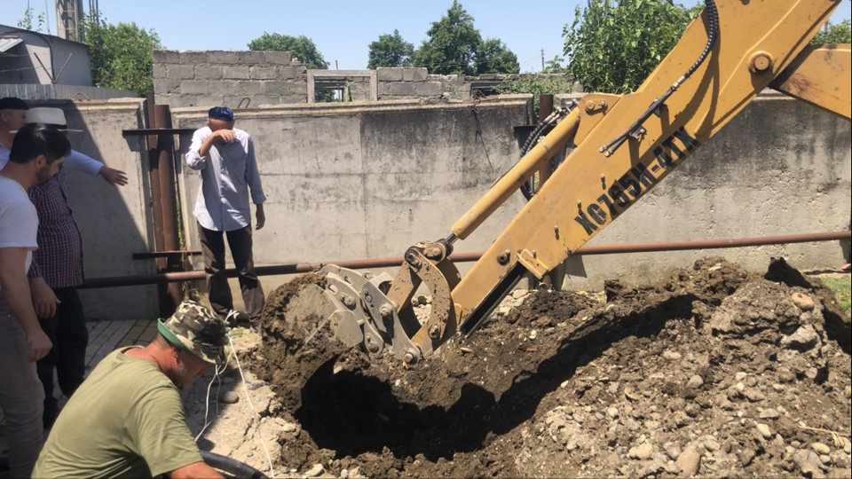 Замена изношенного участка водопроводной линии на улице Газикова.