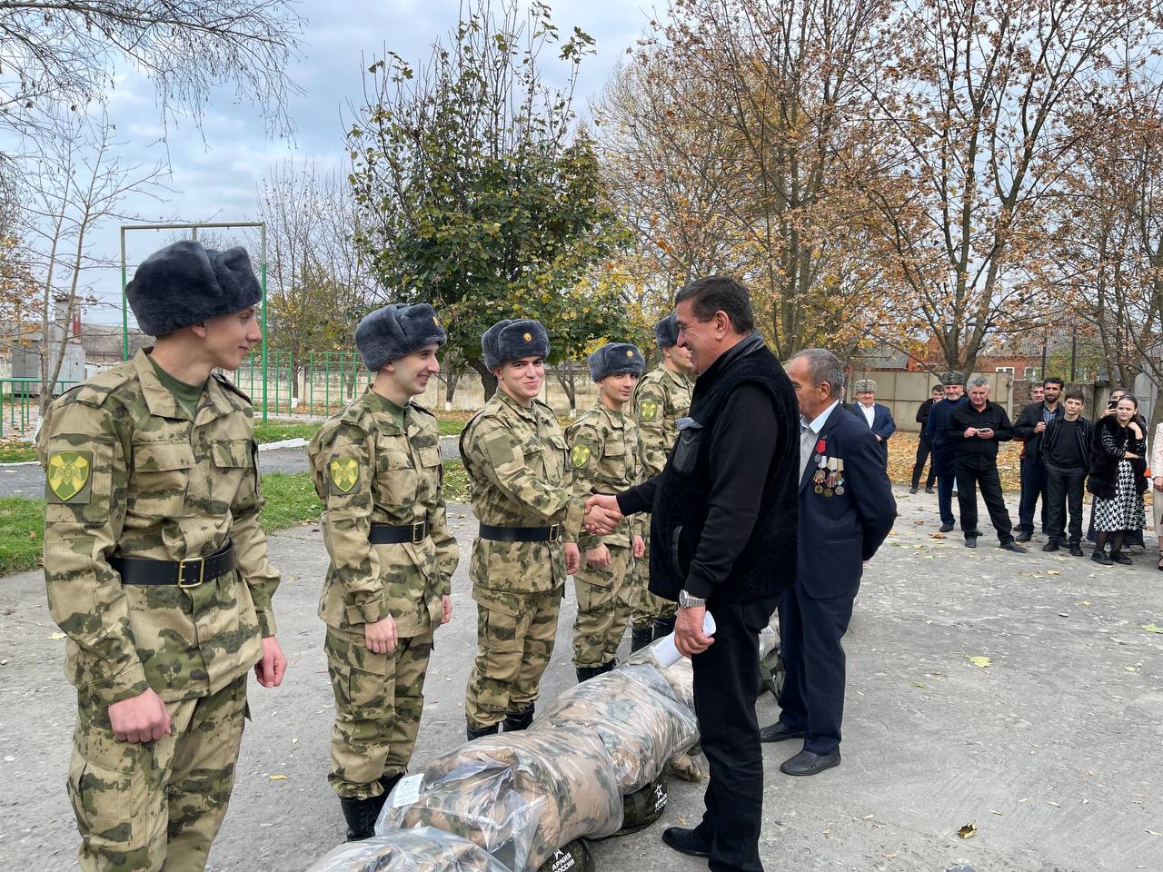 Сегодня состоялись проводы новобранцев осеннего призыва в ряды российской армии.