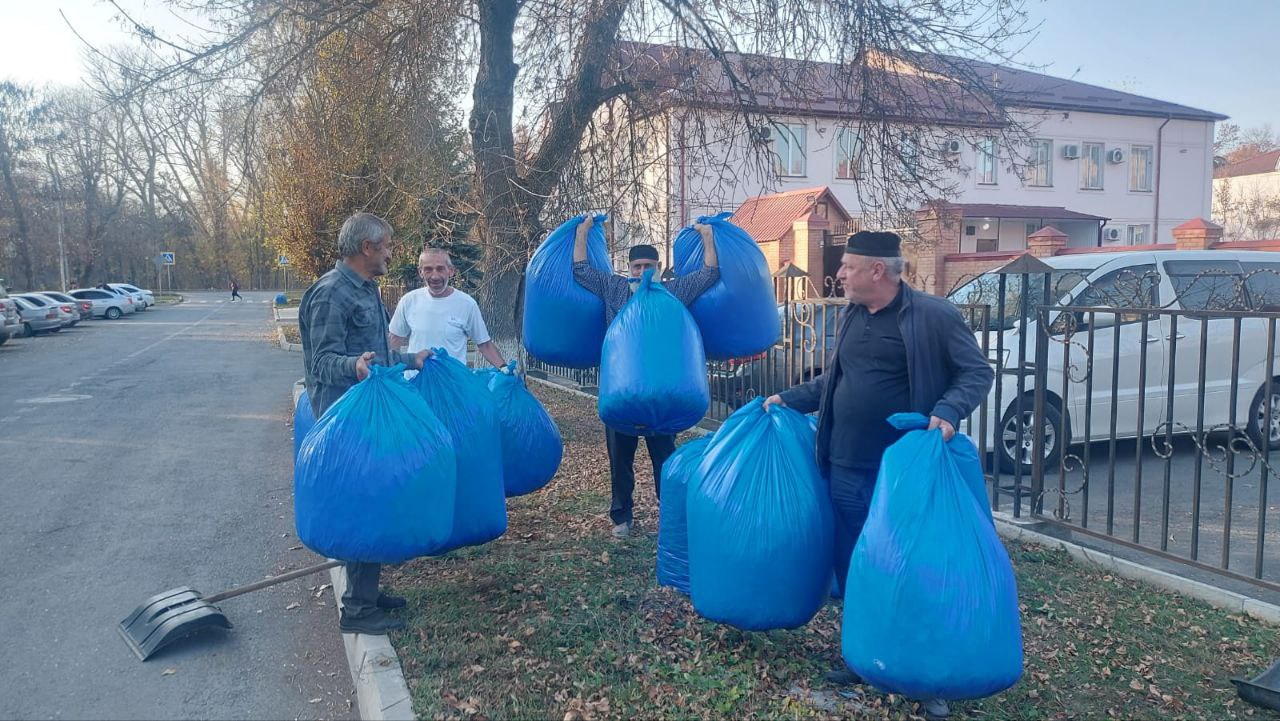 Вооружившись перчатками и мусорными пакетами, сотрудники мэрии Малгобека и подведомственных учреждений включились в борьбу за чистоту родного города.