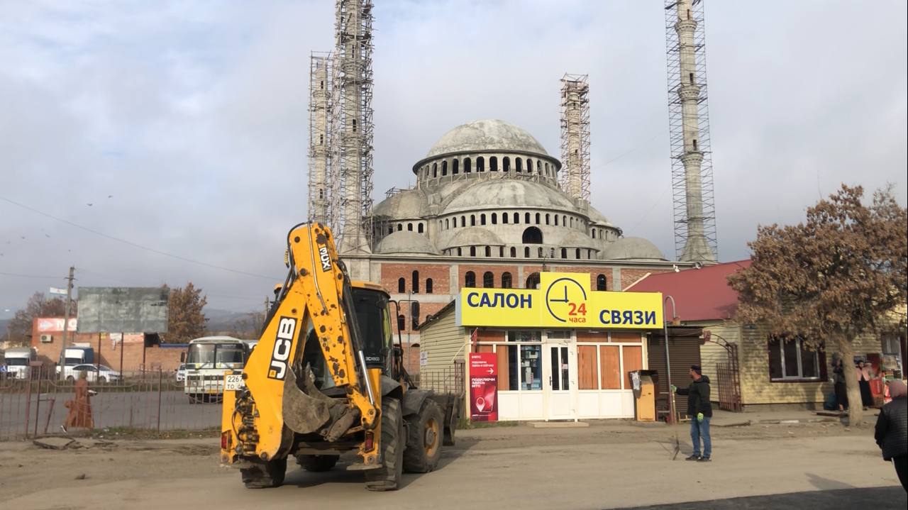 Продолжается благоустройство по ул. Нурадилова.