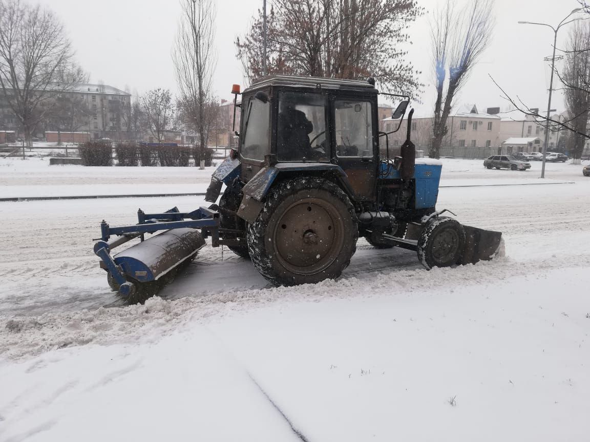 Работы по очистке городских пространств от снега продолжаются.