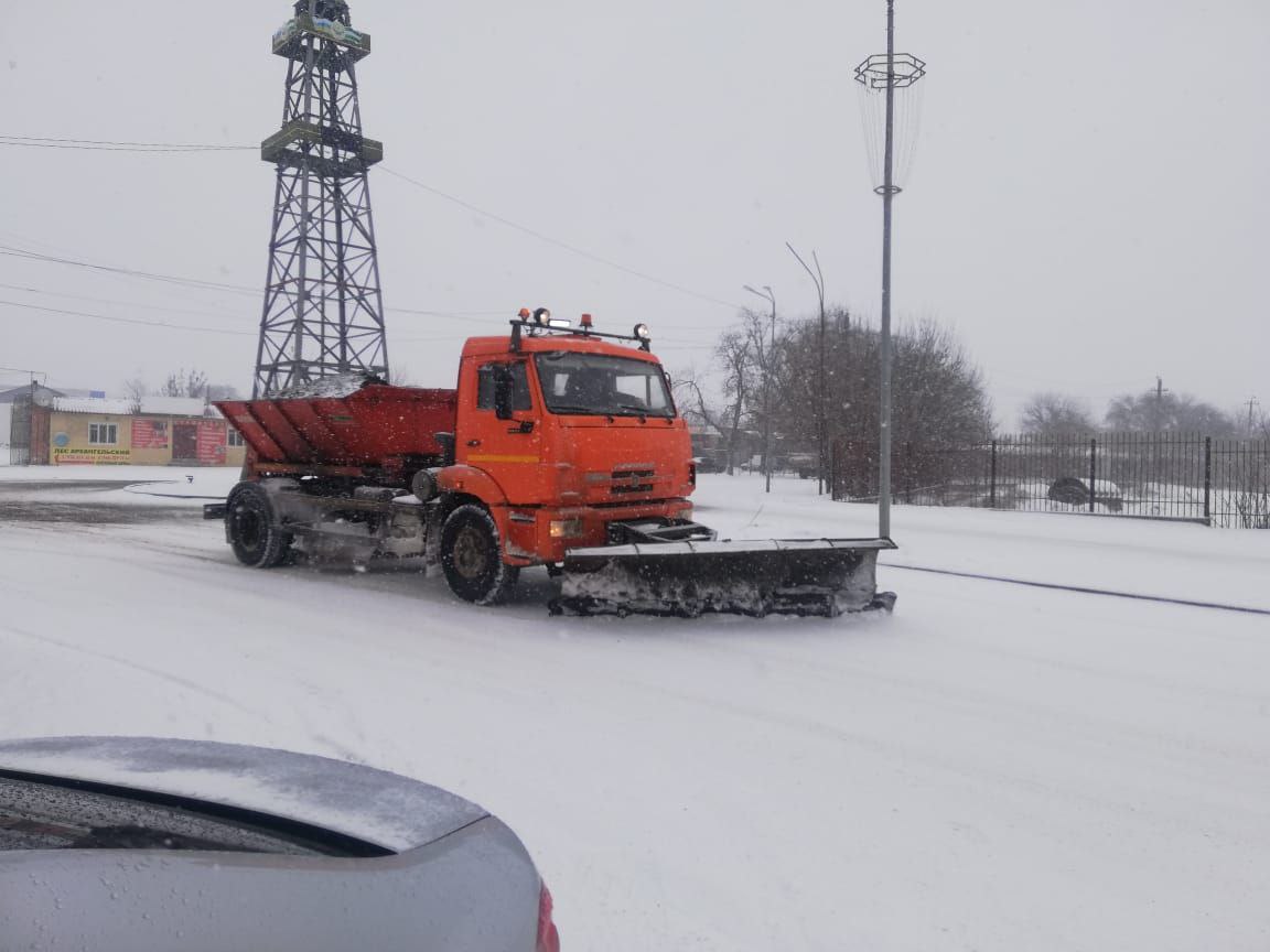 В Малгобеке проводятся работы по очистке дорог от снега.