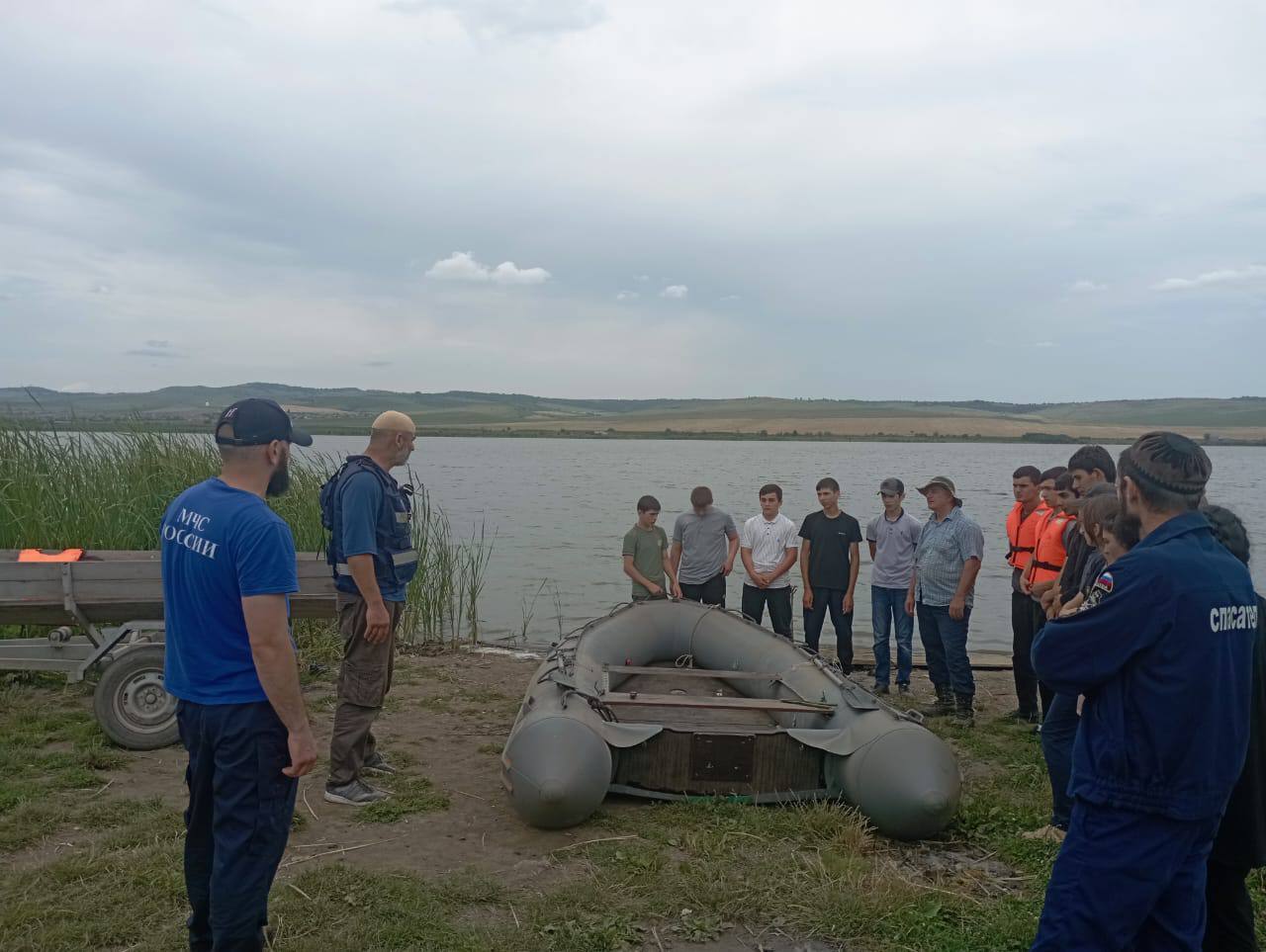 Спасатели провели урок безопасности на воде в детском лагере «Нефтяник».