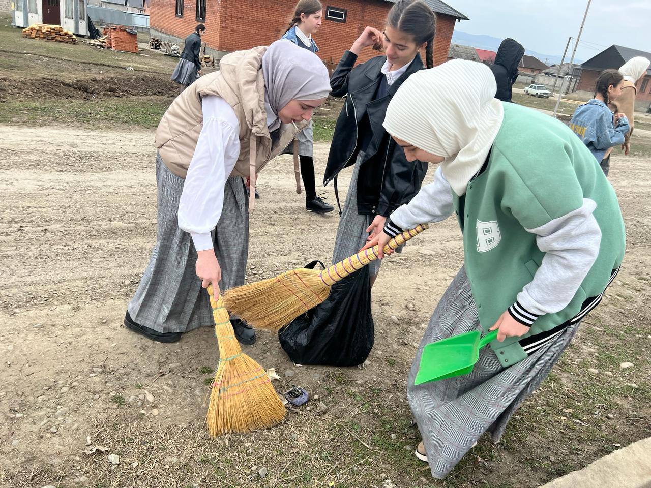 В преддверии праздника Ид-аль-Фитр (Ураза-байрам) в Малгобеке проходит санитарно-экологический субботник.