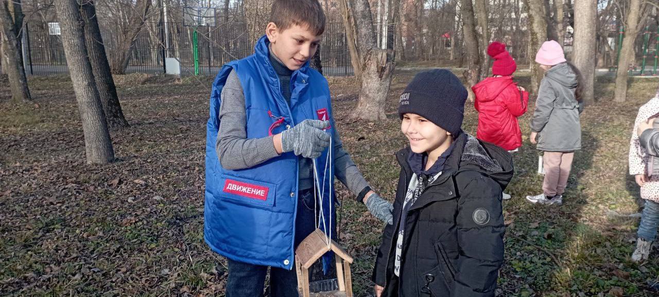 В Малгобеке дети из волонтерских отрядов помогают птицам перезимовать.