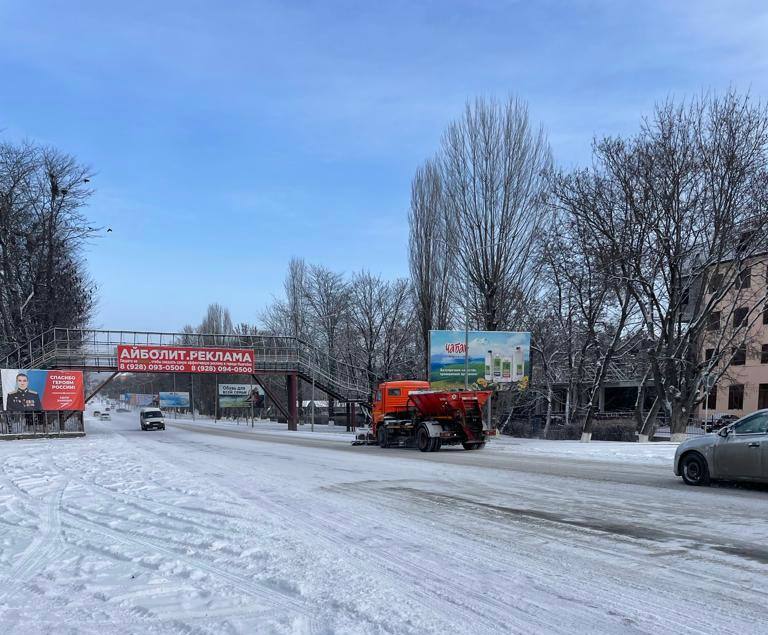 В г.Малгобек с ночи идет выпадение осадков, в связи с чем спецтехника и рабочие МКУ «Благоустройство г.Малгобек»» ведут уборку снега.