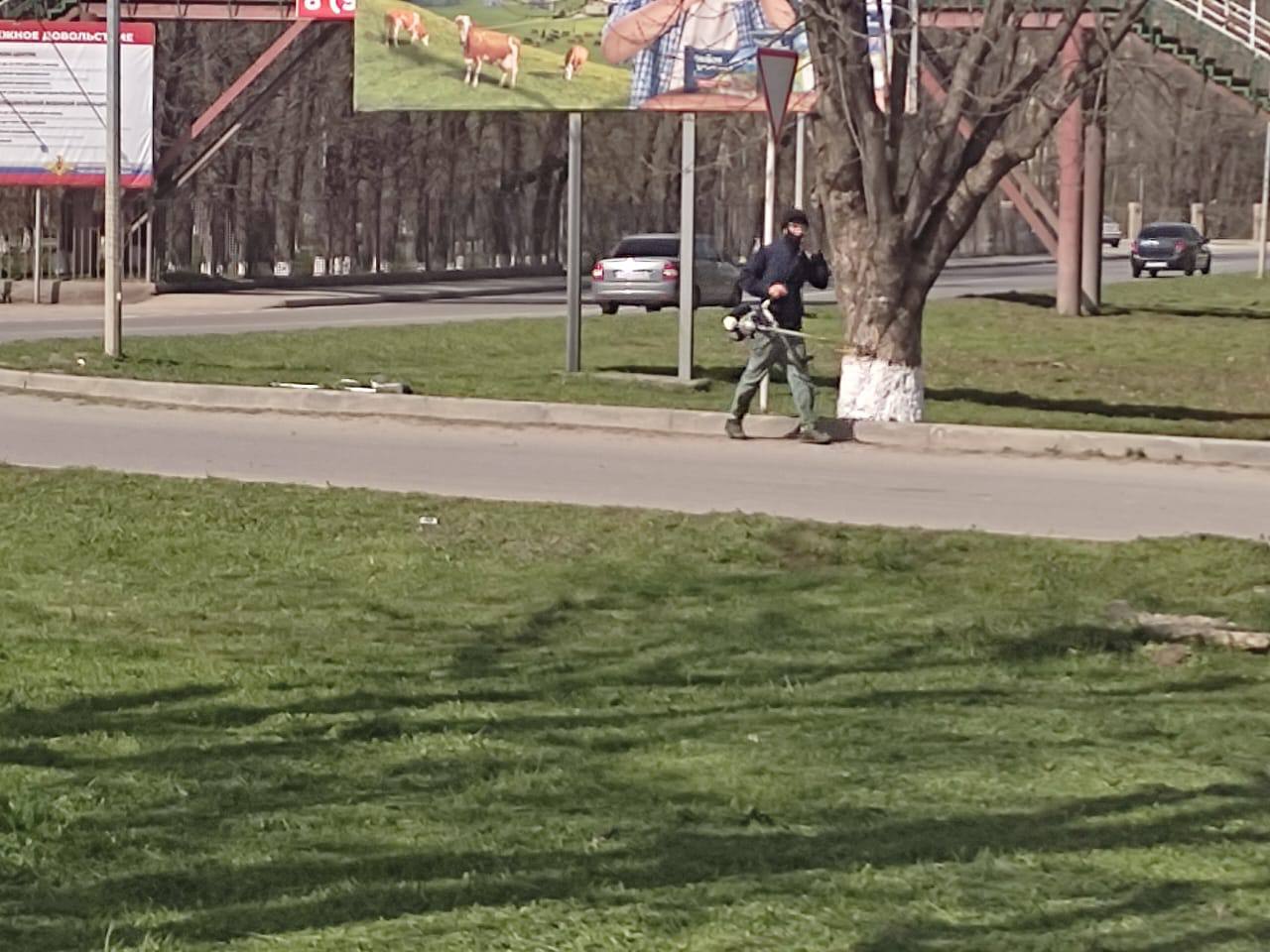 Коммунальщики приступили к весенней уборке Малгобека.