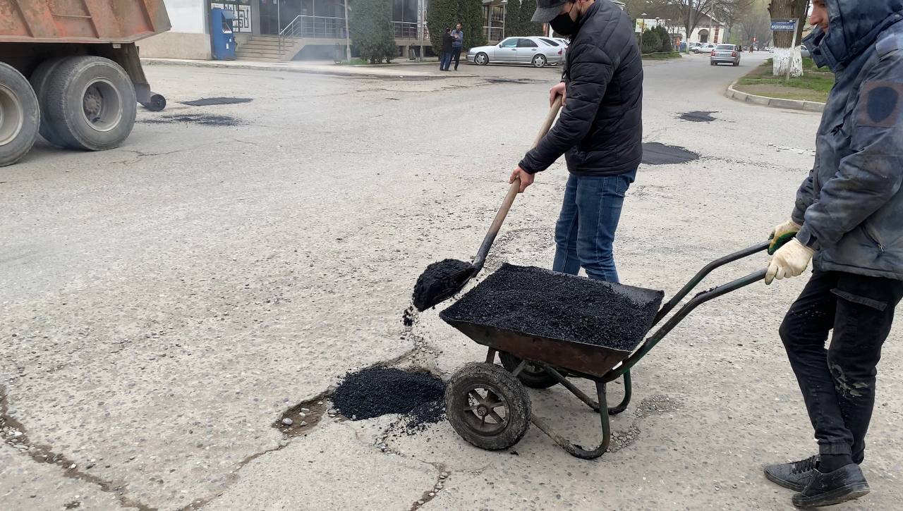 В городе начался ямочный ремонт.