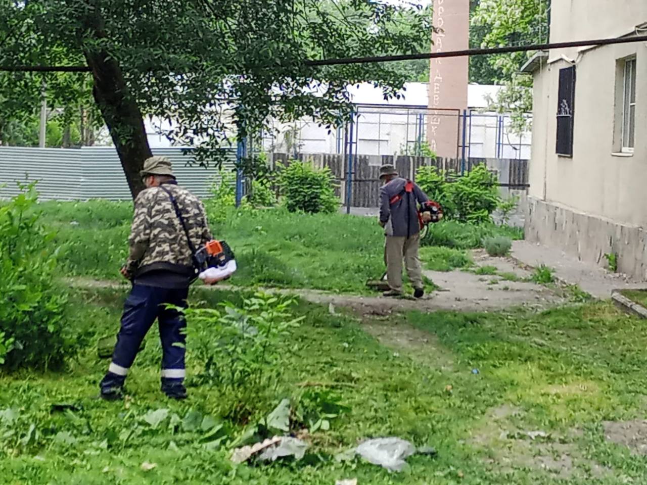 Сотрудники МКУ &quot;Благоустройство г.Малгобек&quot; активно наводят порядок в городе.