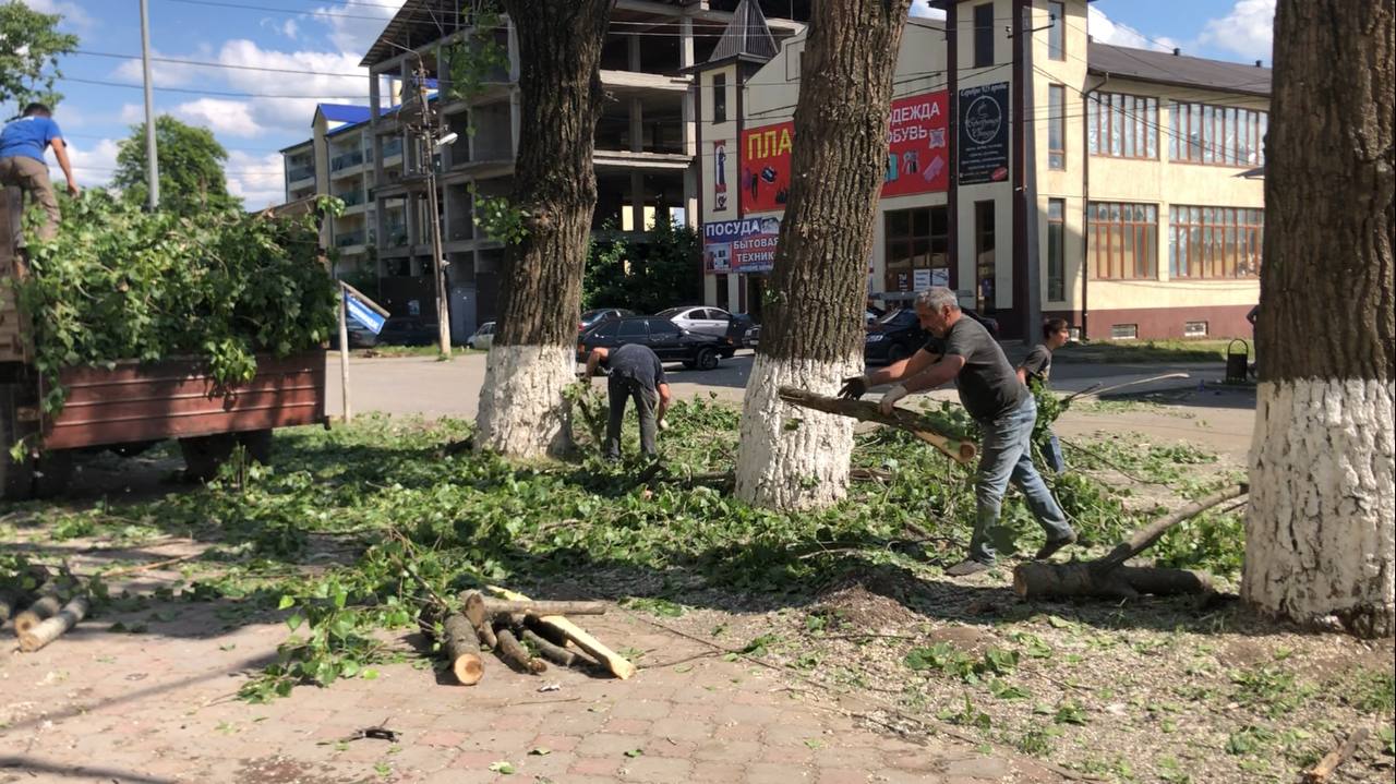 В Малгобеке, по одной из главных улиц города - ул.Базоркина полным ходом идут работы по ее обновлению.