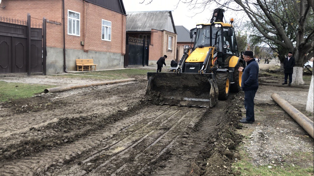 По ул. 27-го Партсъезда завершаются подготовительные работы к асфальтированию дорожного полотна.