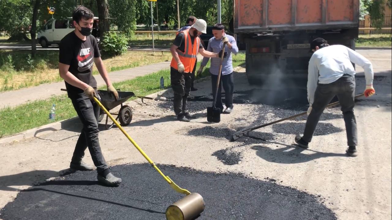 В Малгобеке начались работы по восстановлению поврежденного асфальтового покрытия.