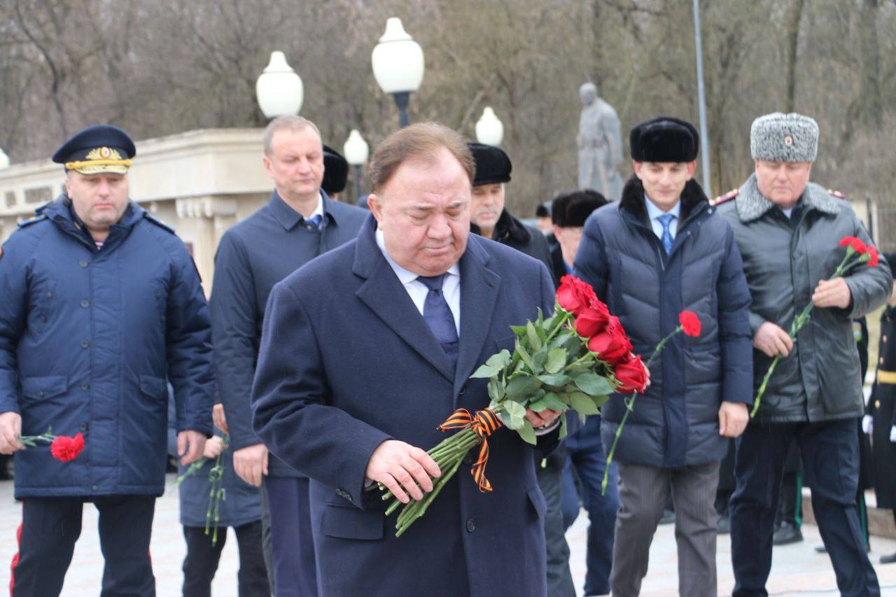 На мемориальном комплексе «Слава» почтили память сынов нашего народа, которые в годы Великои‌ Отечественнои‌ вои‌ны, положили свои жизни за мирное небо над нашими головами.