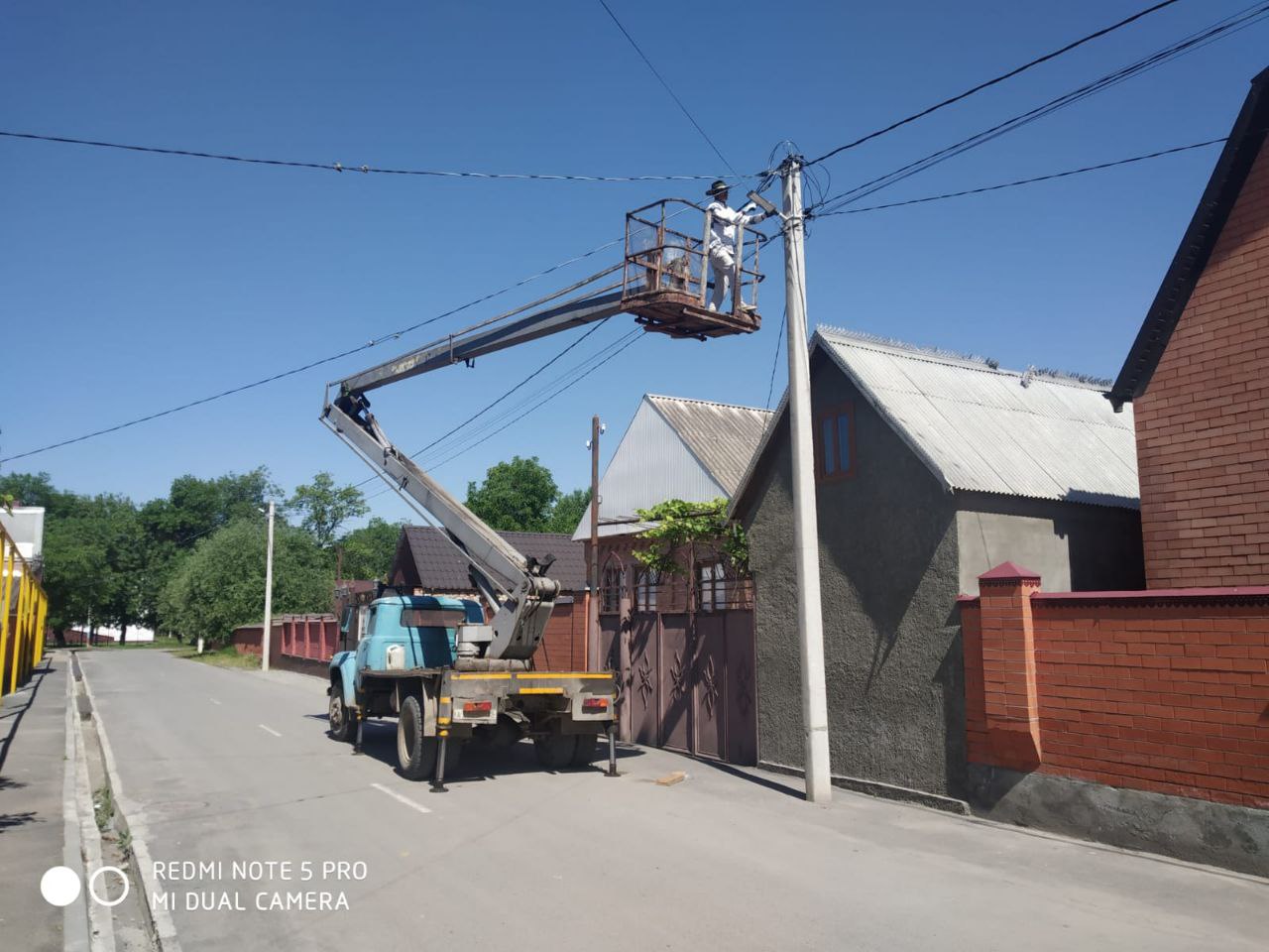 В городе продолжается работа по замене уличного освещения.