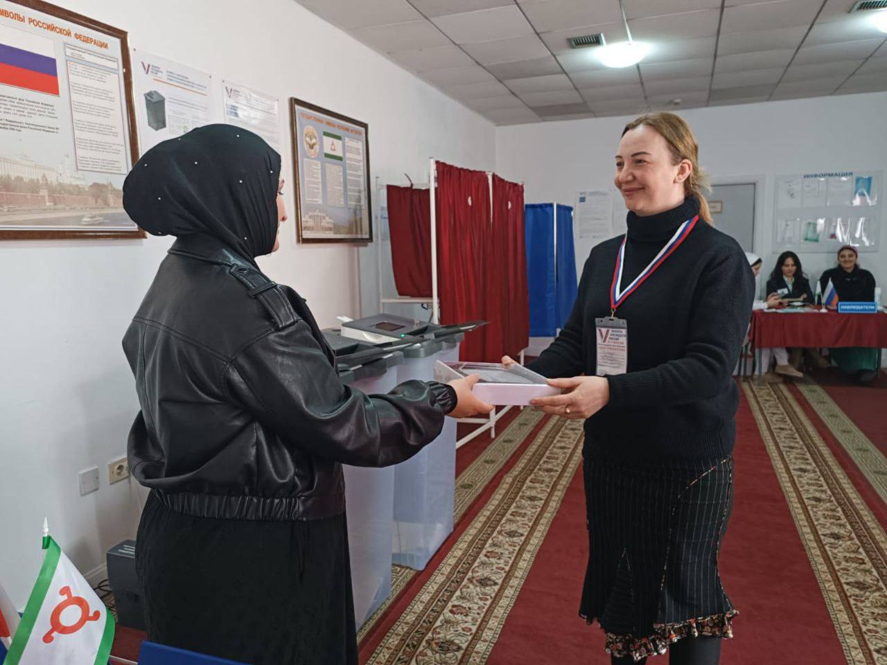 Зухра Галаева, мама пятерых мальчиков пришла на избирательный участок в день своего рождения и сделала свой выбор за достойного кандидата.