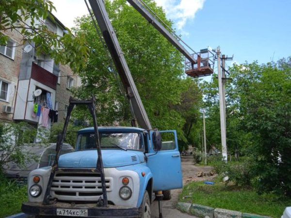 Администрацией города Малгобек проводятся работы по замене уличного освещения.