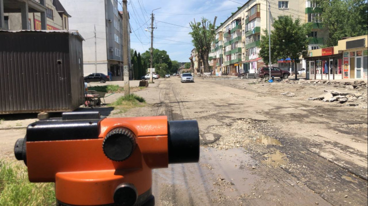 Продолжаются работы по обновлению эстетического вида и созданию комфортных условий одной из центральных улиц города, которая носит имя Идриса Базоркина. Продолжаются работы по обновлению эстетического вида и созданию комфортных условий одной из центральных улиц города, которая носит имя Идриса Базоркина.
