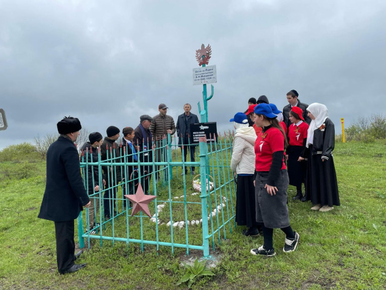 Активисты "Движения Первых" провели субботник на территории памятников, посвященных героям войны. Активисты "Движения Первых" провели субботник на территории памятников, посвященных героям войны.