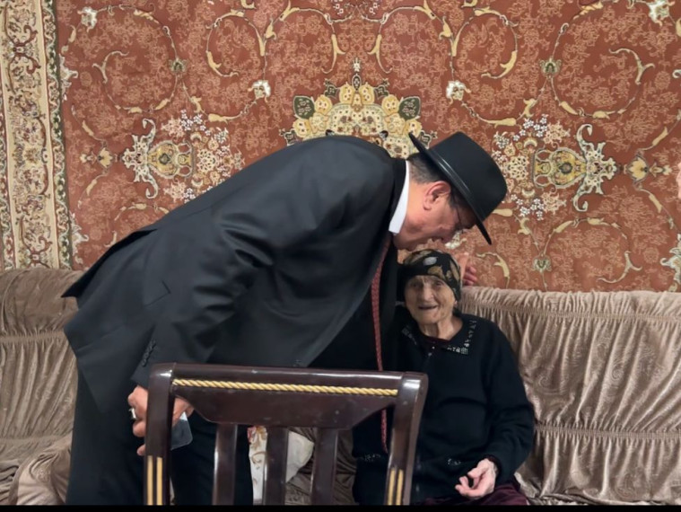 Мэр Малгобека Мусса Галаев навестил 95-летнюю Зайнат Джабраиловну Оздоеву. Мэр Малгобека Мусса Галаев навестил 95-летнюю Зайнат Джабраиловну Оздоеву.