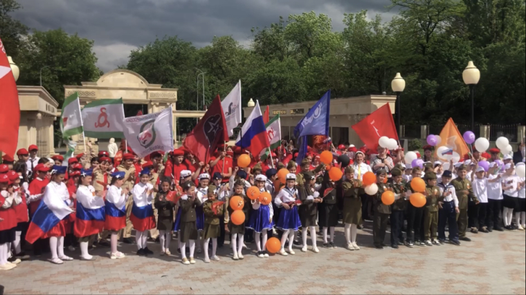 В парке им. Серго Орджоникидзе состоялось торжественное шествие молодых активистов в честь празднования дня детских общественных организаций. В парке им. Серго Орджоникидзе состоялось торжественное шествие молодых активистов в честь празднования дня детских общественных организаций.