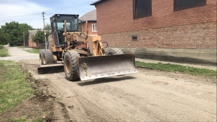 В городе Малгобек, на улице Крупской, кипит работа по преображению дорожного полотна. В городе Малгобек, на улице Крупской, кипит работа по преображению дорожного полотна.
